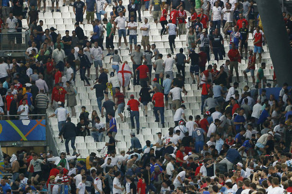 من أعمال العنف والفوضى في مباراة إنكلترا وروسيا