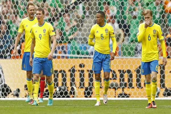 حسرة لاعبي السويد بعد تقدم منتخب إيرلندا