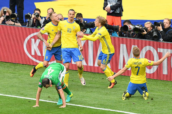 فرحة لاعبي السويد بهدف التعادل ضد إيرلندا