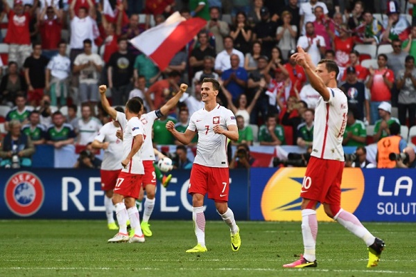 بولندا تفك عقدتها وتحقق فوزها الاول في النهائيات