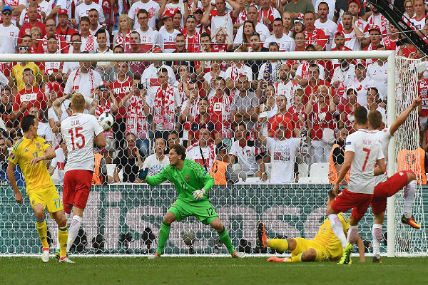 جاكوب بواشتشيكوفسكي أحرز هدف الانتصار لبولندا في شباك أوكرانيا