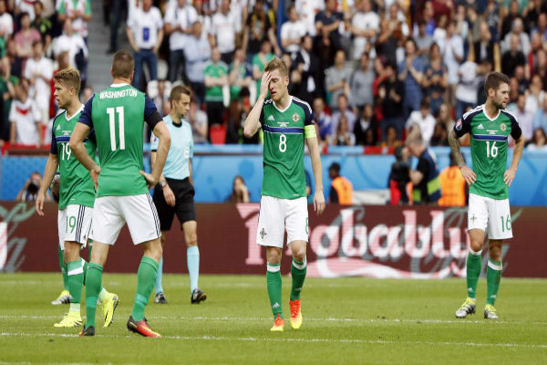 حسرة لاعبي إيرلندا الشمالية بعد الخسارة أمام المانيا