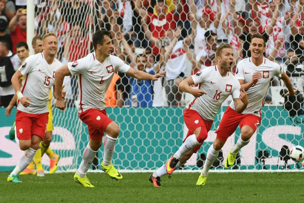  مدرب بولندا فخور بالتأهل التاريخي لثمن نهائي أمم أوروبا