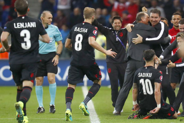 فرحة لاعبي ألبانيا بهدف الانتصار الثمين