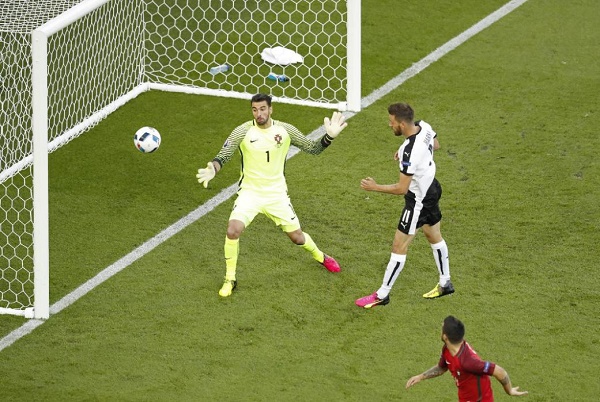  النمساوي مارتن هارنيك يصوب الكرة برأسع على المرمى البرتغالي