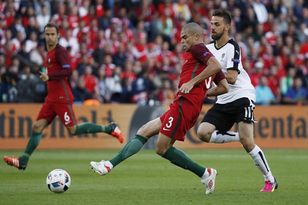 البرتغالي بيبي يصارع على الكرة مع النمساوي مارتن هارنيك