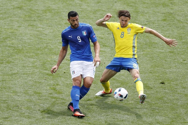 صراع على الكرة بين غرازيانو بيلي من ايطاليا وألبين إكدال من السويد