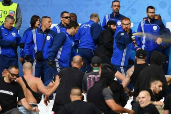 قوات مكافحة الشغب استخدمت رذاذ الفلفل ضد مشجعيين مجريين يرتدون قمصانا سوداء