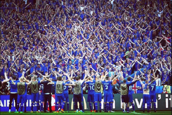 لاعبو أيسلندا يحتفلون بالفوز والتأهل مع أسرهم