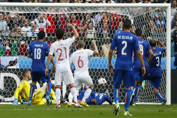كيليني يسجل الهدف الأول لإيطاليا في إسبانيا