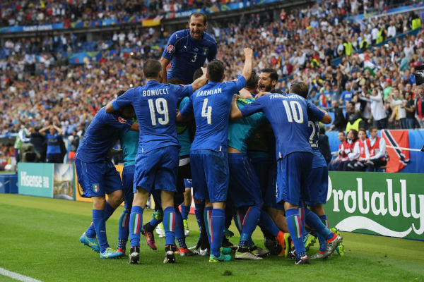 ايطاليا تجرد اسبانيا من اللقب وتبلغ ربع النهائي