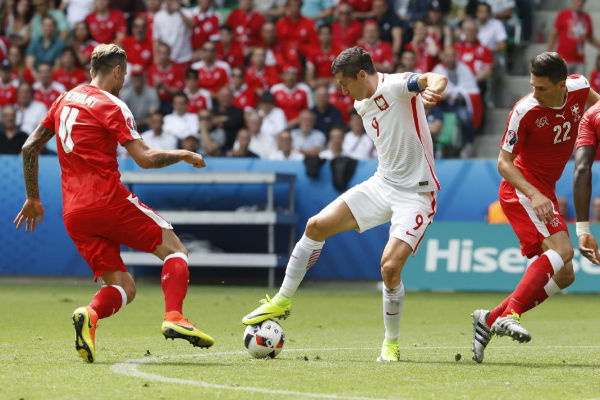 ليفاندوفسكي يحاول في مباراة منتخب بلاده أمام سويسرا