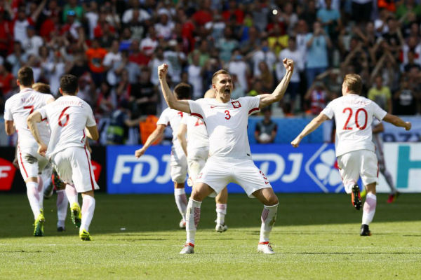بولندا إلى ربع النهائي للمرة الأولى في تاريخها