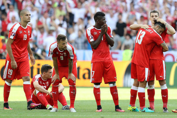 السويسري تشاكا محبط والبولنديون مغتبطون بعد التأهل