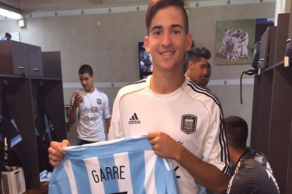 الجوهرة الأرجنتينية بنيامين غاري لاعب وسط فريق فيليز سارسفيلد الذي ينافس في الدوري الأرجنتيني.