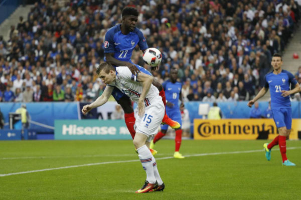 مدافع منتخب فرنسا صامويل أومتيتي في صراع على الكرة