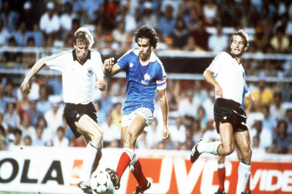 مباراة دراماتيكية بين فرنسا وألمانيا في نصف نهائي مونديال 1982