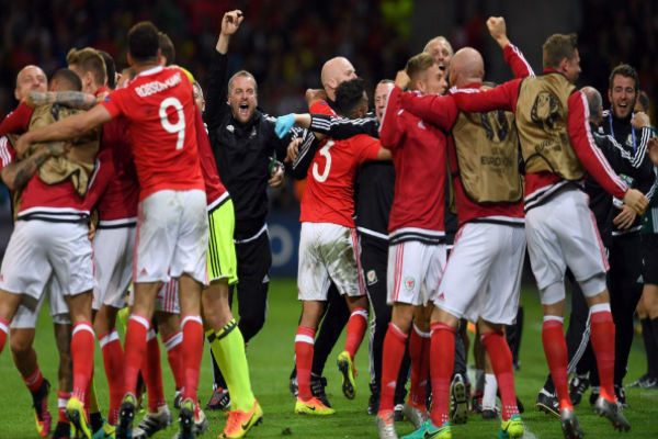 فرحة لاعبي ويلز ببلوغ نصف نهائي أمم أوروبا