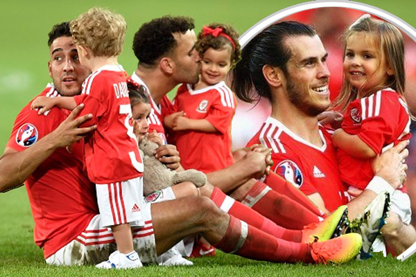 نجوم المنتخب الويلزي احتفلوا مع أطفالهم بعد الفوز على بلجيكا