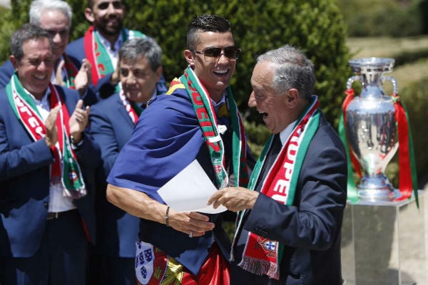 الرئيس البرتغالي يقلد كريستيانو رونالدو وسام الشرف