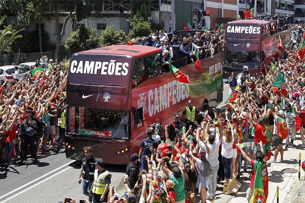 احتشد عشرات الاف البرتغاليين في شوارع لشبونة للاحتفال بمنتخب بلادهم
