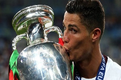 رونالدو يتصدر قائمة المرشحين لنيل جائزة أفضل لاعب في أوروبا