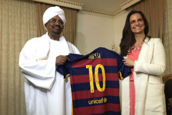 ميسي يُكرم الرئيس السوداني ويهديه قميصه في الخرطوم!