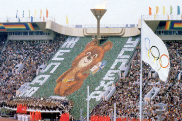 موسكو 1980: الدب ميتشا يصفع المقاطعة الغربية السياسية بدمعة