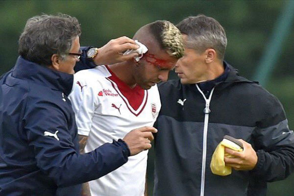 قطع أذن جيريمي مينيز في أول مباراة له مع بوردو