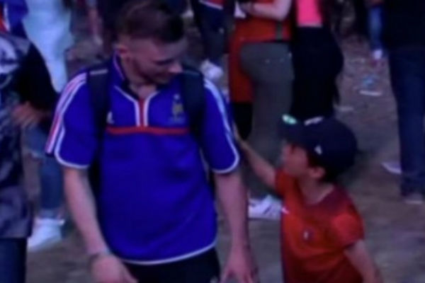 فيديو مثير يجمع طفلاً برتغالياً وشاباً فرنسياً انتشر بعد نهائي يورو 2016