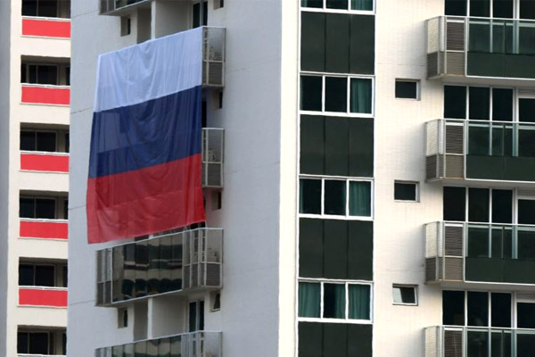 نشر الرياضيون الروس علم بلادهم بكثافة على واجهة المبنى الذي يقيمون فيه