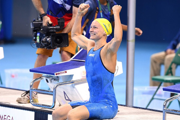 حطمت السويدية سارة سيوستروم الرقم العالمي واحرزت ذهبية سباق 100 م فراشة في رياضة السباحة