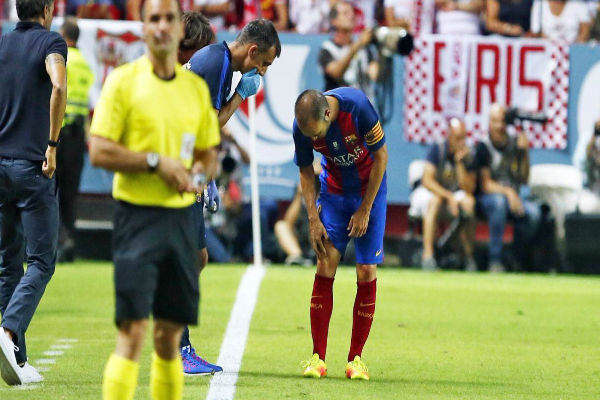 إصابة قوية لصانع ألعاب برشلونة وقائده إنييستا