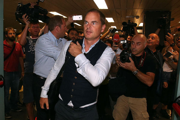 المدرب الهولندي فرانك دي بوير لحظة وصوله لمطار ميلانو