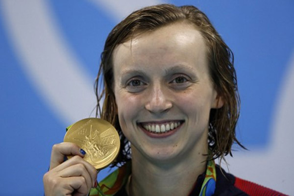 احرزت الاميركية كايتي ليديكي ذهبية 200 م حرة في رياضة السباحة