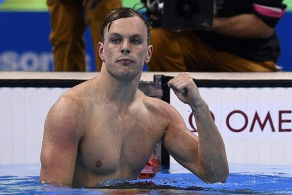 احرز الاسترالي كايل تشالمرز ذهبية سباق 100 م حرة في رياضة السباحة