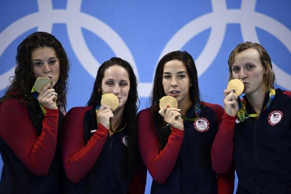 احرز منتخب الولايات المتحدة ذهبية 4 مرات 200 م حرة للسيدات في رياضة السباحة