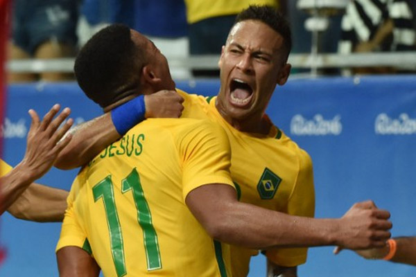 فرحة برازيلية بالفوز على الدنمارك