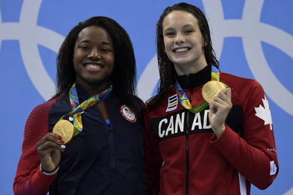  تقاسمت الأميركية سيمون مانويل والكندية بيني اوليكسياك ذهبية سباق 100 م حرة في رياضة السباحة