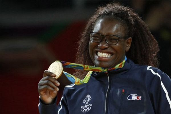 فازت الفرنسية اميلي انديول بذهبية الجودو في وزن فوق 78 كلغ