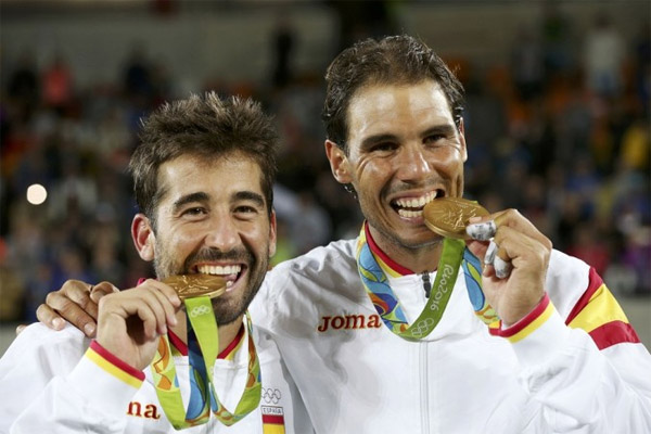 منح رافايل نادال ومارك لوبيز اسبانيا ذهبية زوجي الرجال ضمن منافسات كرة المضرب 