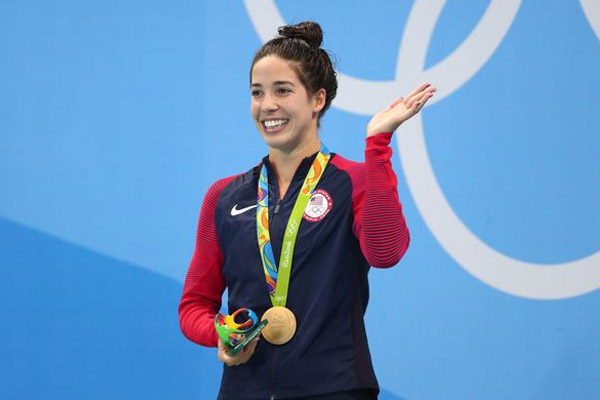 احرزت الاميركية مايا ديرادو ذهبية سباق 200 م ظهرا في رياضة السباحة 