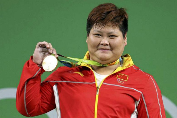  احرزت الرباعة الصينية سو بينغ مينغ ذهبية وزن فوق 75 كلغ في رفع الأثقال