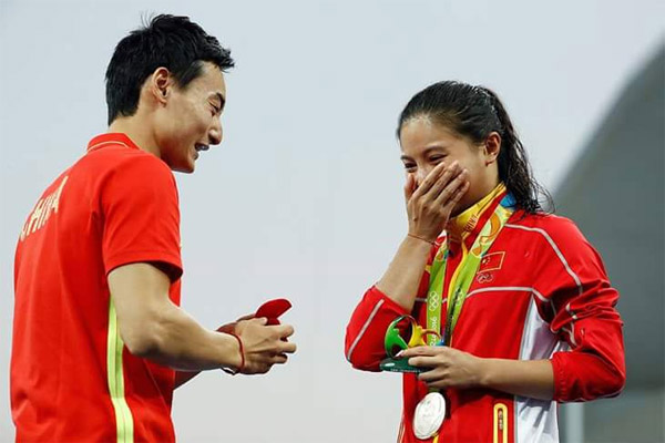 وافقت البطلة الصينية هي زي على الزواج من صديقها بعد دقائق معدودة من فوزها بالميدالية الفضية