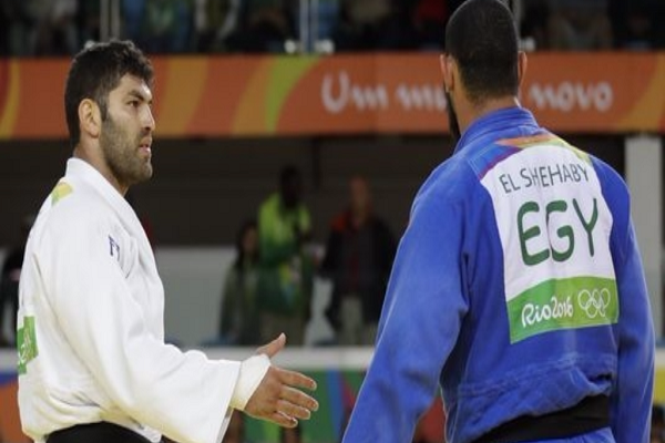 لاعب الجودو المصري إسلام الشهابي يرفض مصافحة الإسرائيلي اور ساسون بعد خسارته أمامه