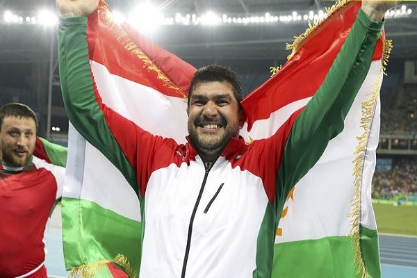  ديلشود نازاروف اول بطل اولمبي من طاجيكستان بعد تتويجه بلقب رمي المطرقة 