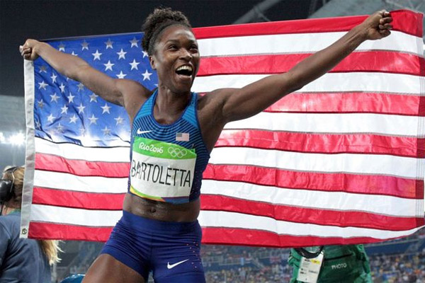 جردت الأمريكية تيانا بارتوليتا مواطنتها بريتاني ريز من اللقب الاولمبي في مسابقة الوثب الطويل