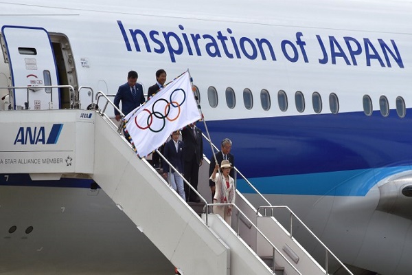  العلم الأولمبي يحط الرحال في طوكيو