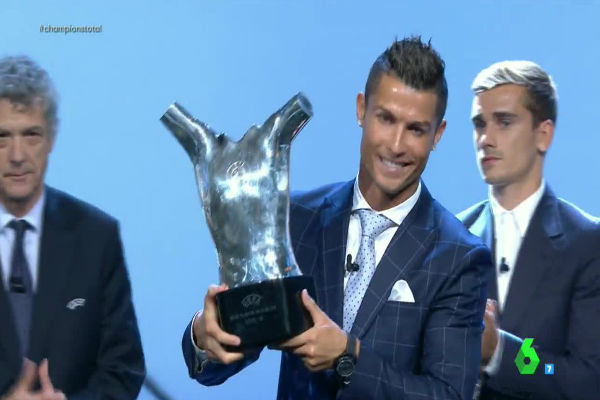 كريستيانو رونالدو متوجاً بجائزة أفضل لاعب في أوروبا