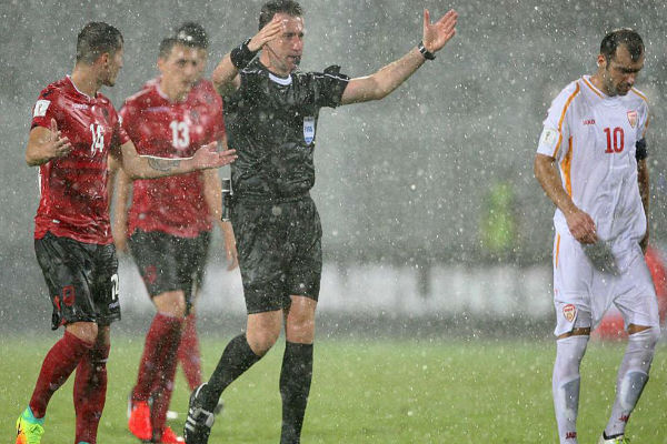توقف مباراة ألبانيا ومقدونيا بسبب سوء الأحوال الجوية
